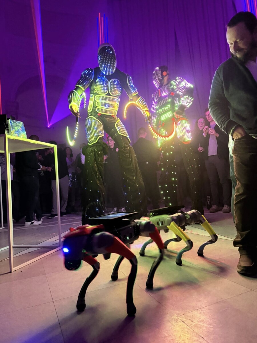 Animations futuristes signées Just WAOUH lors de la fête du personnel NSI au Château d’Hélécine : chien robot interactif et Digital Graffiti.