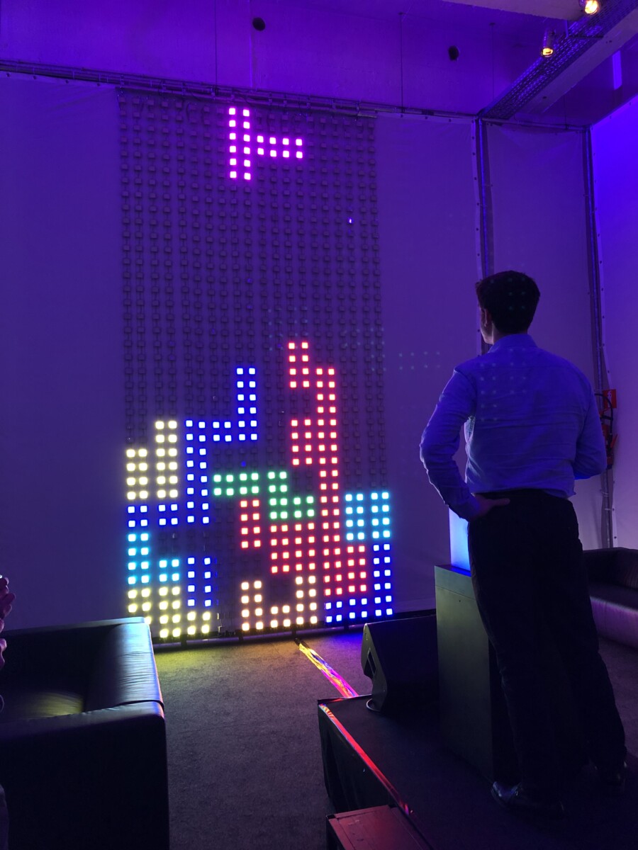 Personne jouant au jeu MEGA Light Tetris géant.