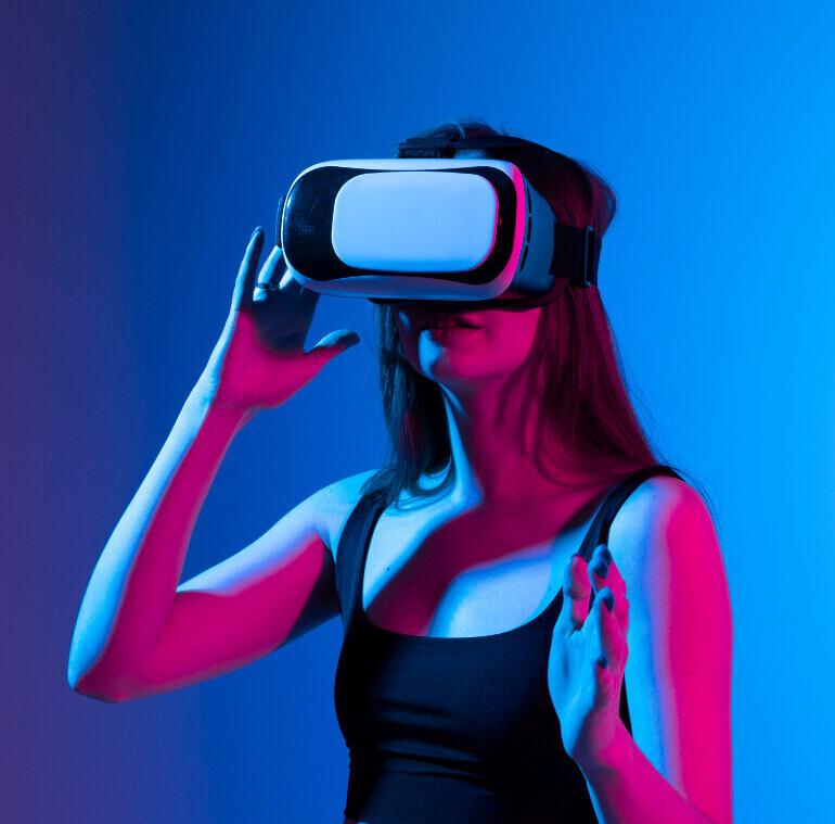 Une jeune femme avec un casque de réalité virtuelle sur les yeux