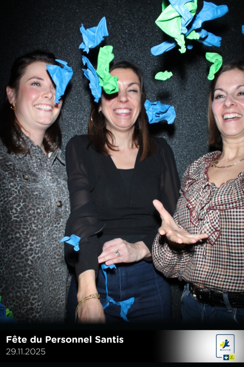 591489296_877343461480140_4746679110076019943_n Animation Photobooth PAF Box pour la fête du personnel Santis & VP Pharma