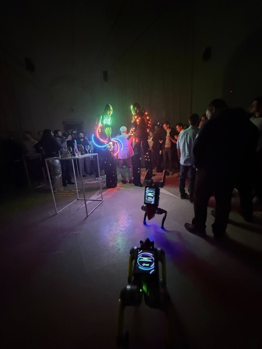 animation-futuriste-nsi-chateau-helecine Animations futuristes signées Just WAOUH lors de la fête du personnel NSI au Château d’Hélécine : chien robot interactif et Digital Graffiti.