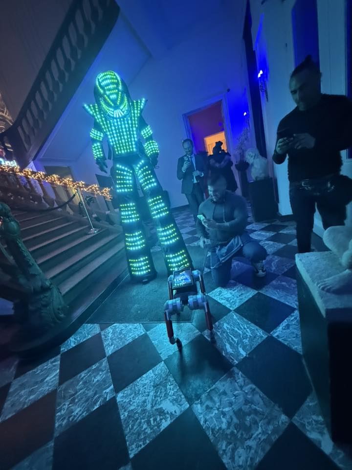 animation-futuriste-nsi-chateau-helecine Animations futuristes signées Just WAOUH lors de la fête du personnel NSI au Château d’Hélécine : chien robot interactif et Digital Graffiti.